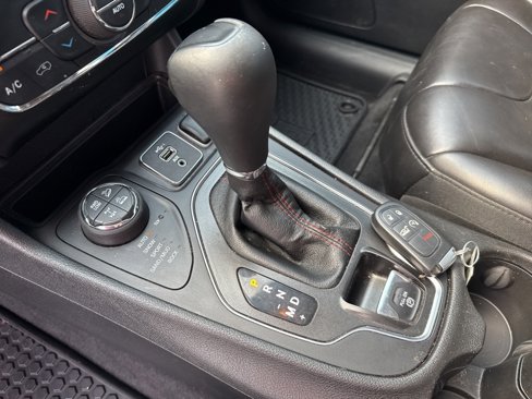Used 2019 Jeep Cherokee Trailhawk w/ Comfort/Convenience Group image 24
