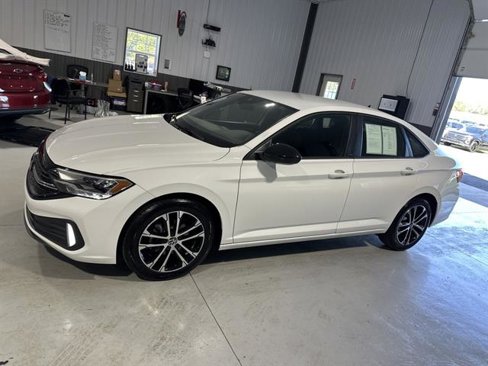Used 2024 Volkswagen Jetta Sport image 3