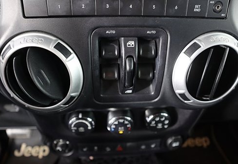 Used 2016 Jeep Wrangler Unlimited Sahara w/ Connectivity Group image 26