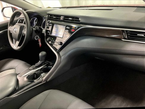Used 2018 Toyota Camry LE image 14
