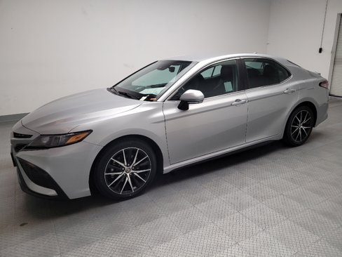 Used 2022 Toyota Camry SE image 2