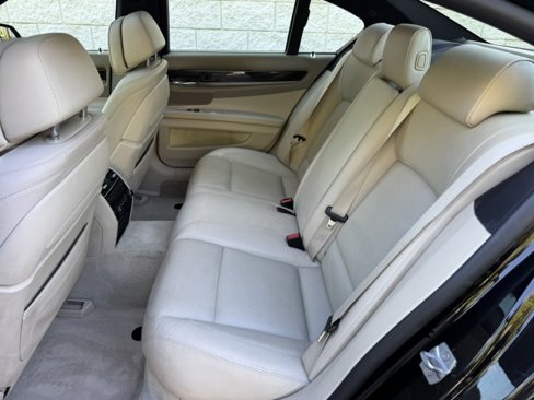 Used 2013 BMW 750i xDrive image 8
