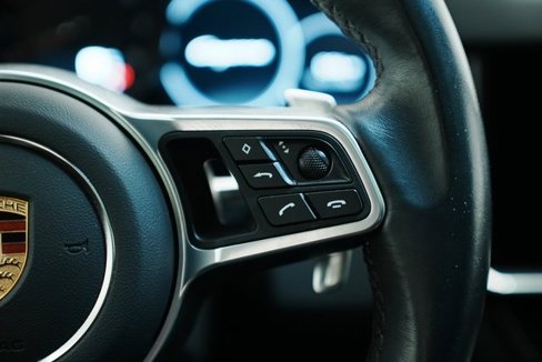 Used 2022 Porsche Cayenne w/ Premium Package image 27