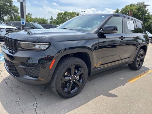 Used 2023 Jeep Grand Cherokee Altitude image 3