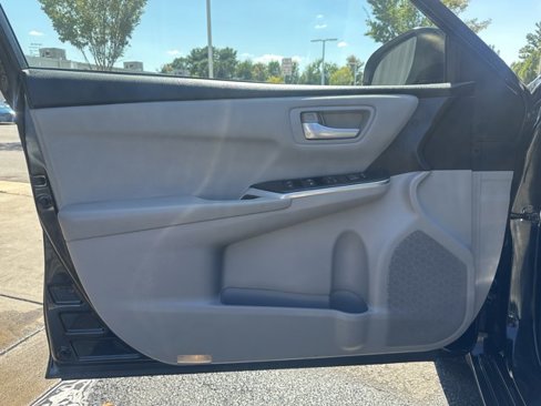 Used 2016 Toyota Camry SE image 10