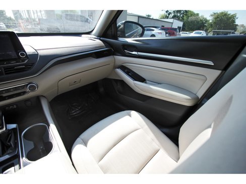 Used 2021 Nissan Altima 2.5 SV w/ SV Premium Package image 10