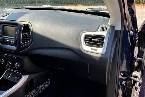 Used 2018 Jeep Compass Latitude image 24