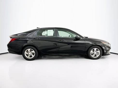 Used 2021 Hyundai Elantra SE image 10