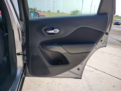 Used 2016 Jeep Cherokee Sport image 21