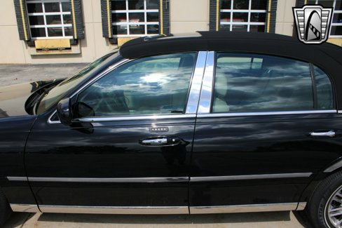 Used 2006 Lincoln Town Car Designer Series image 9