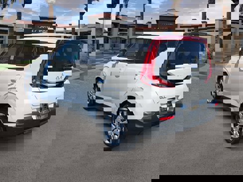 Used 2022 Kia Soul LX image 6