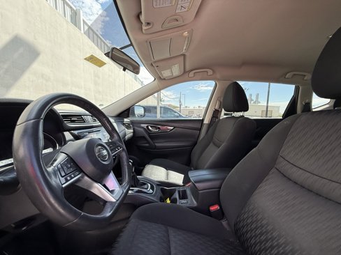 Used 2017 Nissan Rogue SV image 5