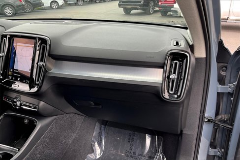 Used 2022 Volvo XC40 T5 Momentum image 23