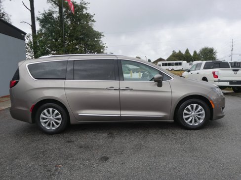 Used 2018 Chrysler Pacifica Touring-L image 4