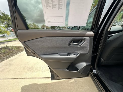 Used 2022 Nissan Rogue SV image 27