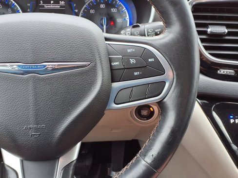 Used 2020 Chrysler Pacifica Touring-L image 19