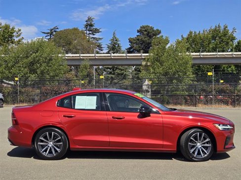 Used 2022 Volvo S60 B5 Momentum image 3