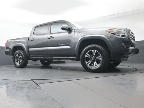 Certified 2017 Toyota Tacoma TRD Sport image 39