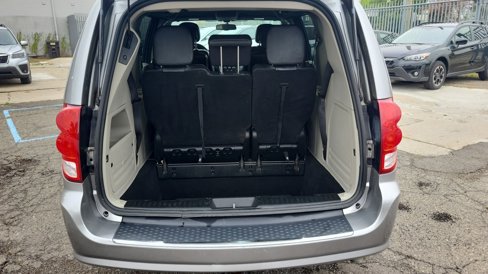 Used 2018 Dodge Grand Caravan SXT image 12