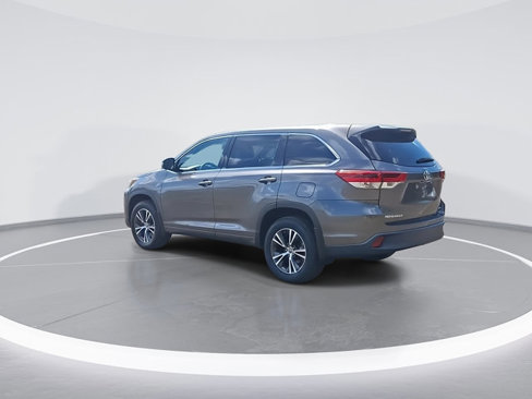 Used 2017 Toyota Highlander LE image 2