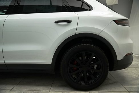 Used 2022 Porsche Cayenne w/ Premium Package image 9