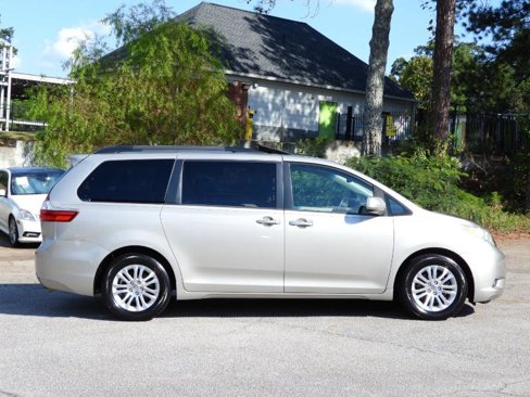 Used 2015 Toyota Sienna XLE image 19