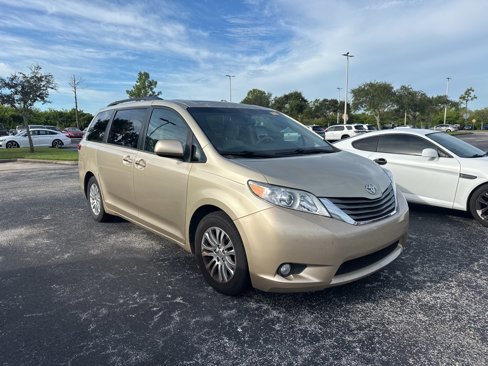 Used 2013 Toyota Sienna XLE image 1