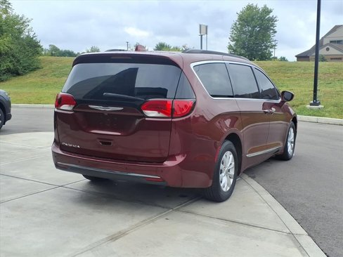 Used 2017 Chrysler Pacifica Touring-L image 7