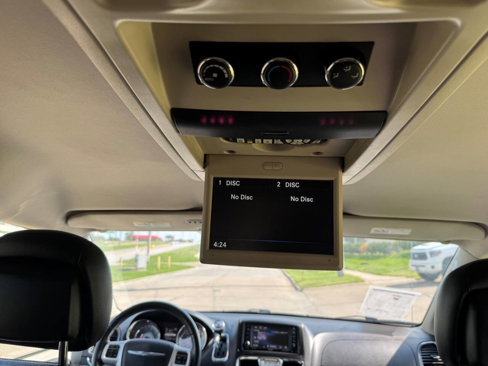 Used 2014 Chrysler Town & Country Touring image 14