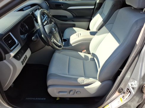 Used 2018 Toyota Highlander LE image 7