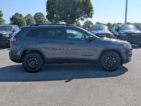Certified 2023 Jeep Cherokee Altitude Lux image 4