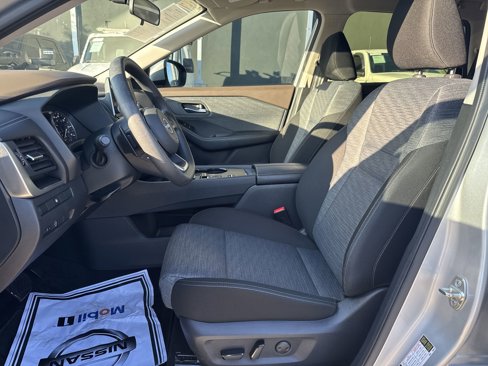 Used 2023 Nissan Rogue SV image 4