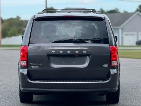 Used 2019 Dodge Grand Caravan SXT image 8