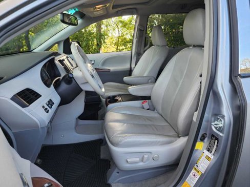 Used 2012 Toyota Sienna XLE image 11