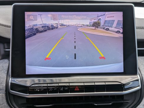 Used 2023 Jeep Compass Latitude image 19