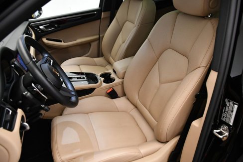 Used 2023 Porsche Macan Turbo image 40