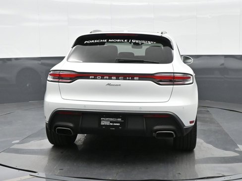 Used 2025 Porsche Macan image 3