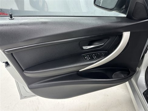 Used 2018 BMW 320i xDrive Sedan w/ Convenience Package image 18