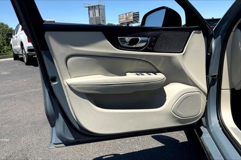 Used 2022 Volvo S60 B5 Momentum image 17