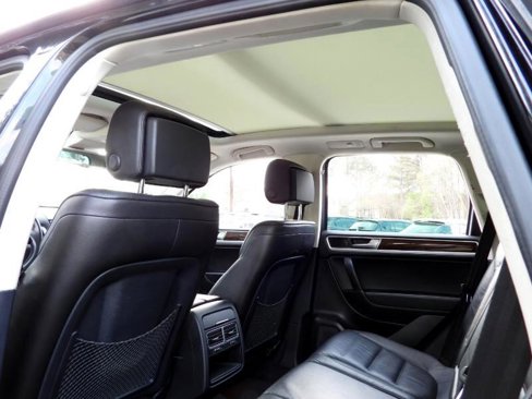 Used 2016 Volkswagen Touareg Sport image 31