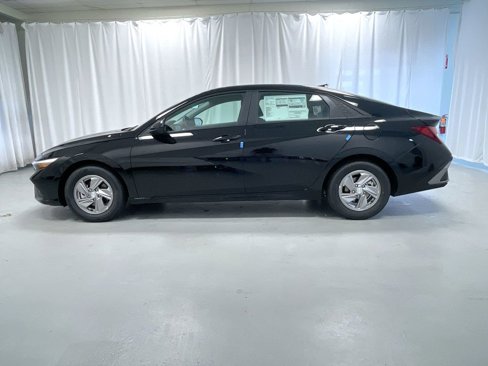 New 2025 Hyundai Elantra SE image 2