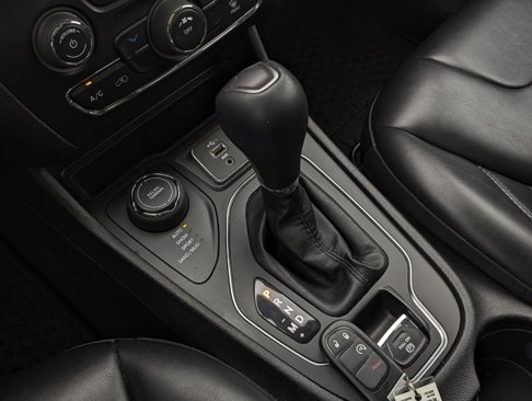 Used 2019 Jeep Cherokee Latitude Plus w/ Cold Weather Group image 41