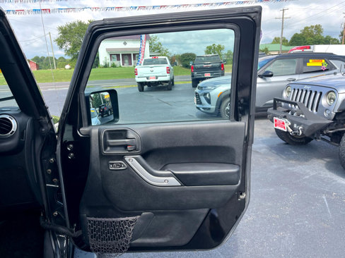 Used 2016 Jeep Wrangler Unlimited Sahara w/ Connectivity Group image 27