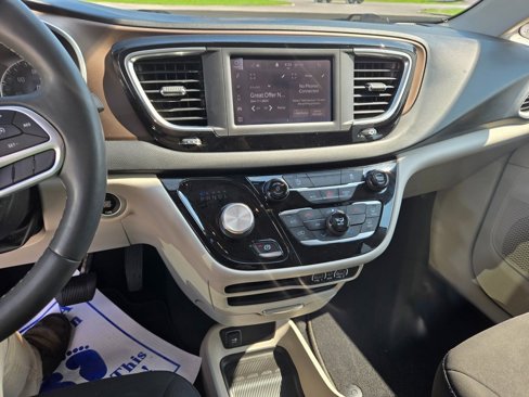 Used 2022 Chrysler Voyager LX image 10