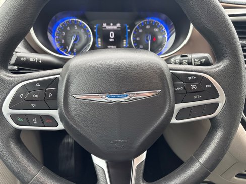 Used 2017 Chrysler Pacifica Touring image 15