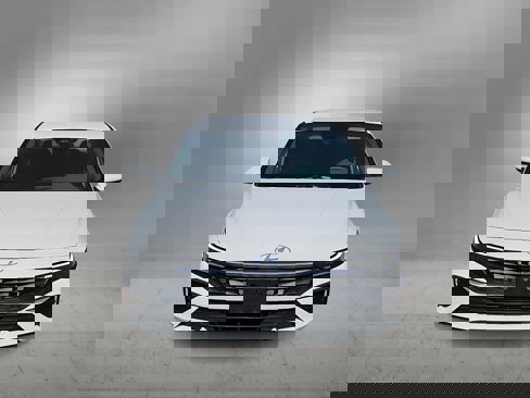 Certified 2024 Hyundai Elantra SE image 3