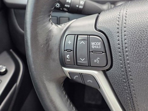 Used 2017 Toyota Highlander LE image 28