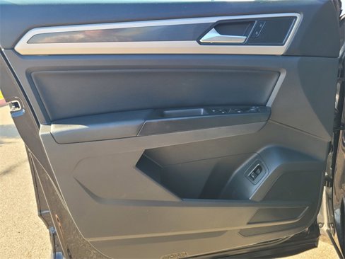 Used 2020 Volkswagen Atlas Cross Sport SE w/ Panoramic Sunroof Package image 18