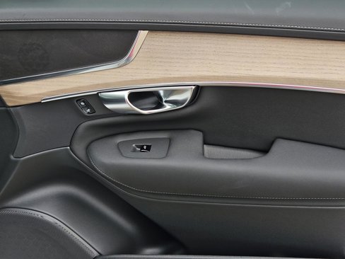 New 2025 Volvo XC90 B6 Core w/ Protection Package image 39