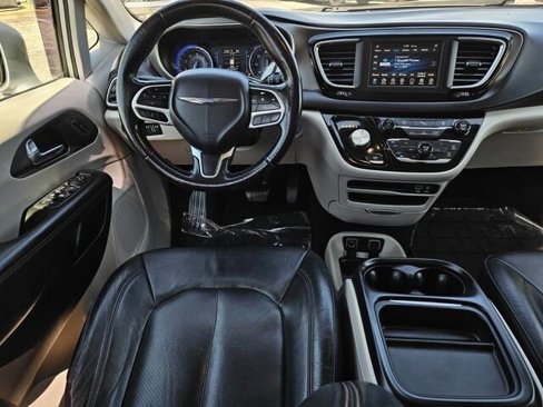 Used 2020 Chrysler Pacifica Touring-L image 24